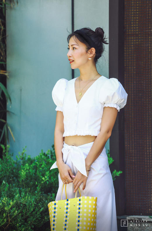 AtelierMissLu / Loretta-白色蓬蓬袖压褶V领上衣 商品图0