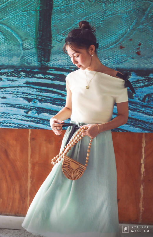 AtelierMissLu / Janel-白色一字斜肩针织上衣 商品图1