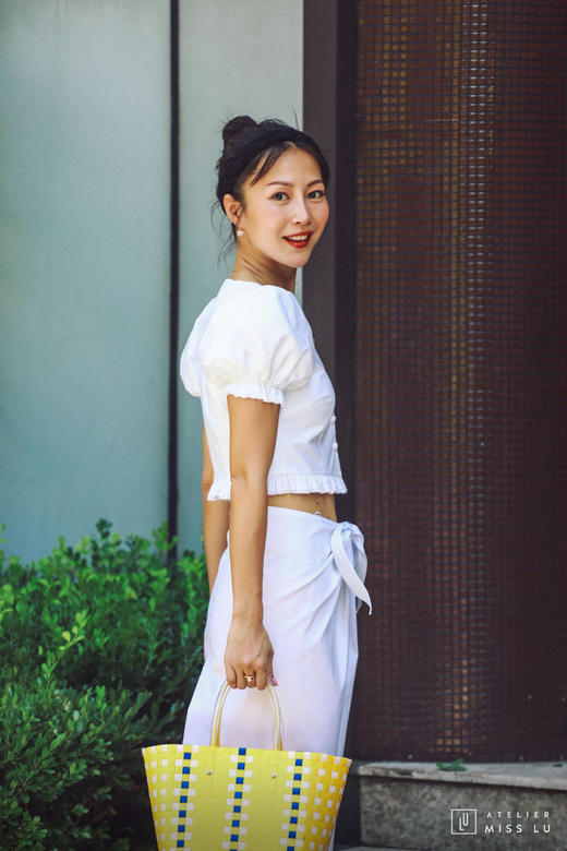 AtelierMissLu / Loretta-白色蓬蓬袖压褶V领上衣 商品图3