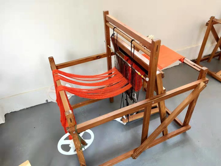 用最古老的脚踏木制织布机,通过手脚来控制将纱线织成步,脚控制踏板