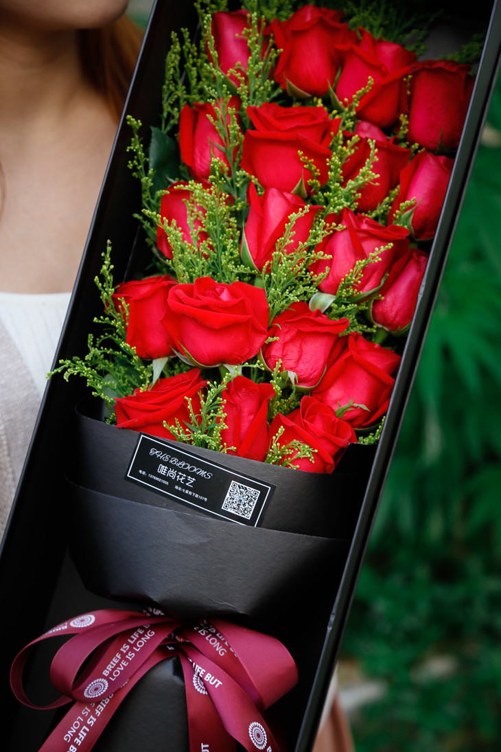 经典的玫瑰鲜花 见证你们热情洋溢,坚贞不渝的爱情 9支玫瑰花束实拍