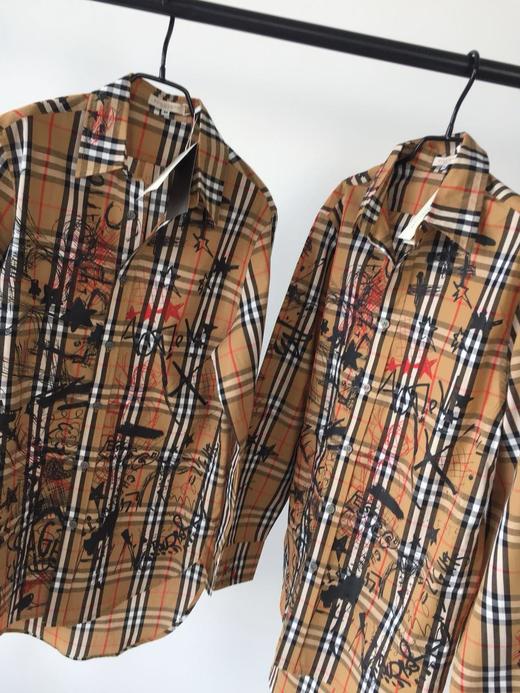 点此购买 男女款 巴宝莉格子涂鸦衬衫 左124255