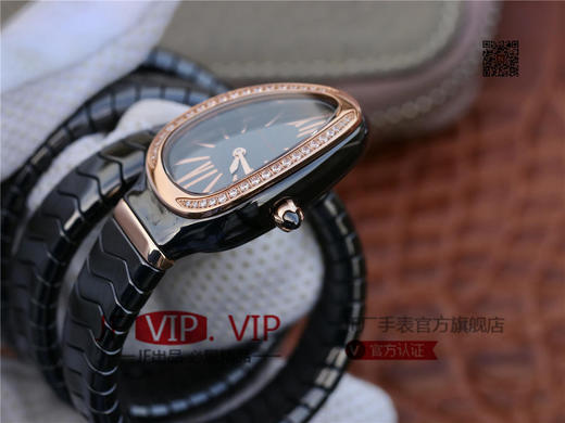 BV宝格丽SERPENTI系列白色陶瓷与黑陶瓷腕表以精美蛇形向众人展现时尚奢华之美。表圈处镶嵌切割美钻，精美奢华 商品图3