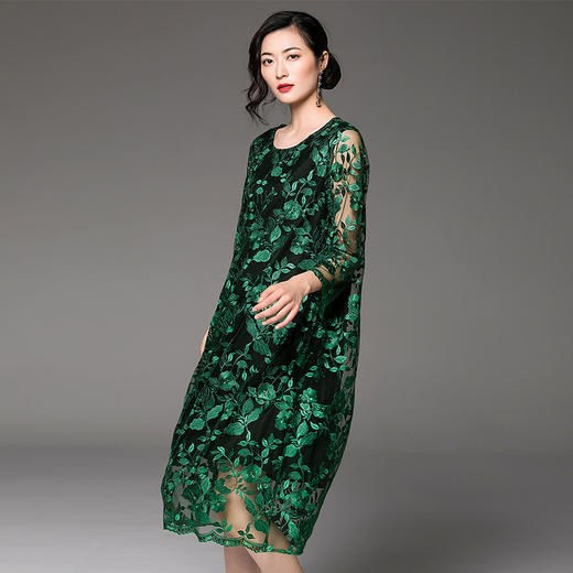 气质圆领长袖拼接宽松大码绣花连衣裙(货号 ne19037)