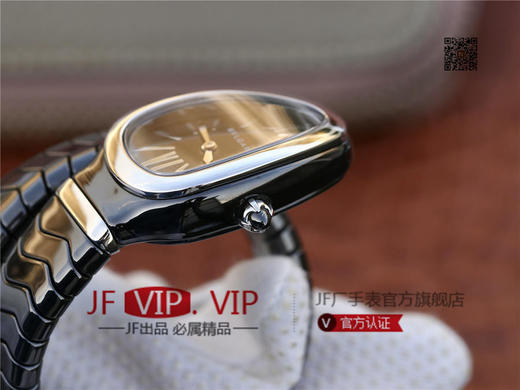 BV宝格丽SERPENTI系列白色陶瓷与黑陶瓷腕表以精美蛇形向众人展现时尚奢华之美。表圈处镶嵌切割美钻，精美奢华 商品图5