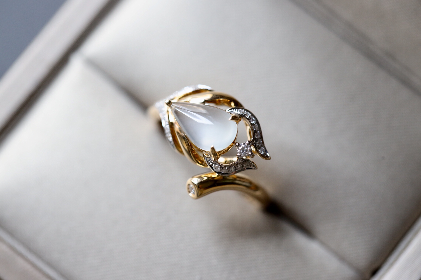 玻璃种翡翠水滴戒指设计师款羽毛18k黄金钻石镶嵌