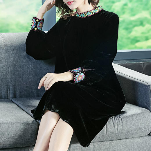 YXF-Y8383新款立领欧洲宫廷绣花灯笼袖纯色真丝丝绒连衣裙 商品图1