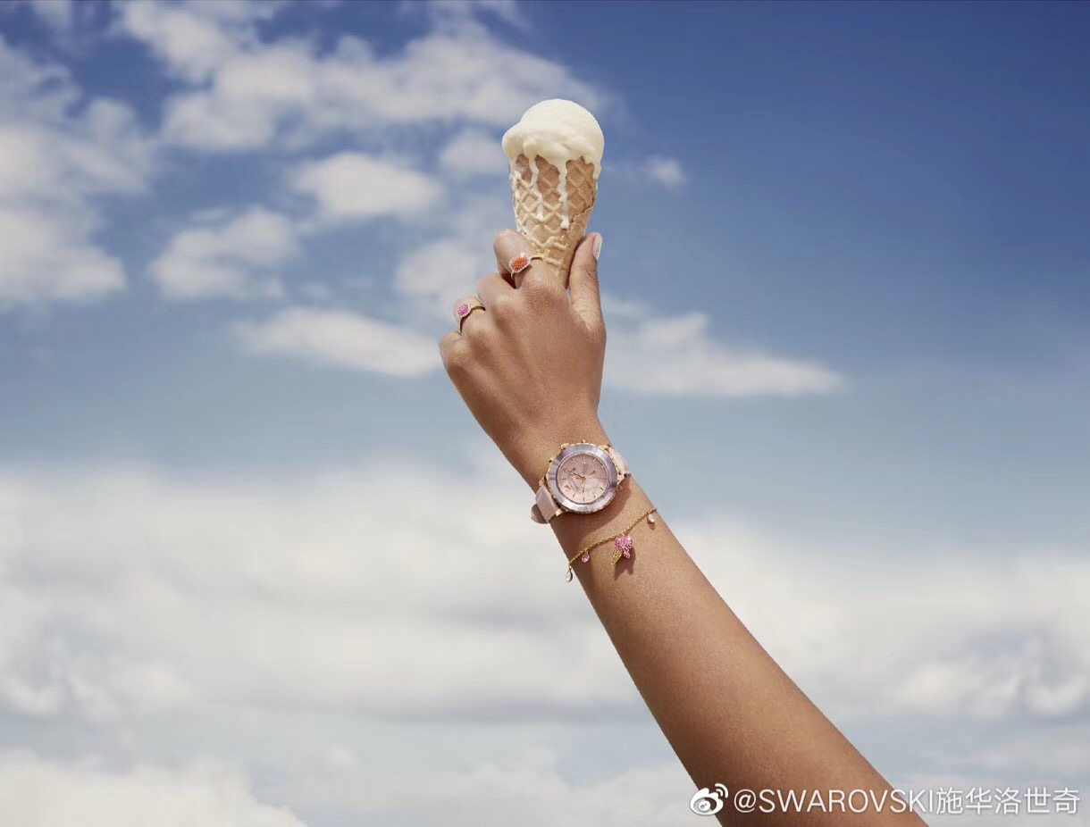 的,把小黄手衬托得洁白莹润,谁戴谁就是肤白貌美手腕昂贵的千金大小姐