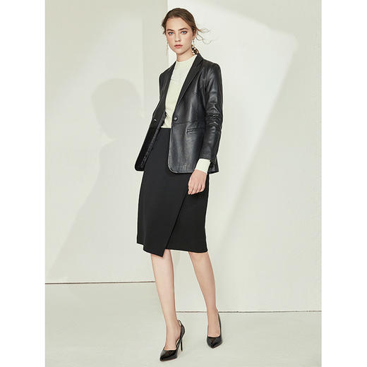 【下架，次品】EITIE爱特爱女装秋季韩版黑色V翻领时尚修身气质皮衣短款6093701 商品图1