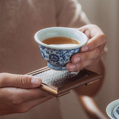 男生端茶杯的手法图片