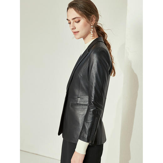 【下架，次品】EITIE爱特爱女装秋季韩版黑色V翻领时尚修身气质皮衣短款6093701 商品图2