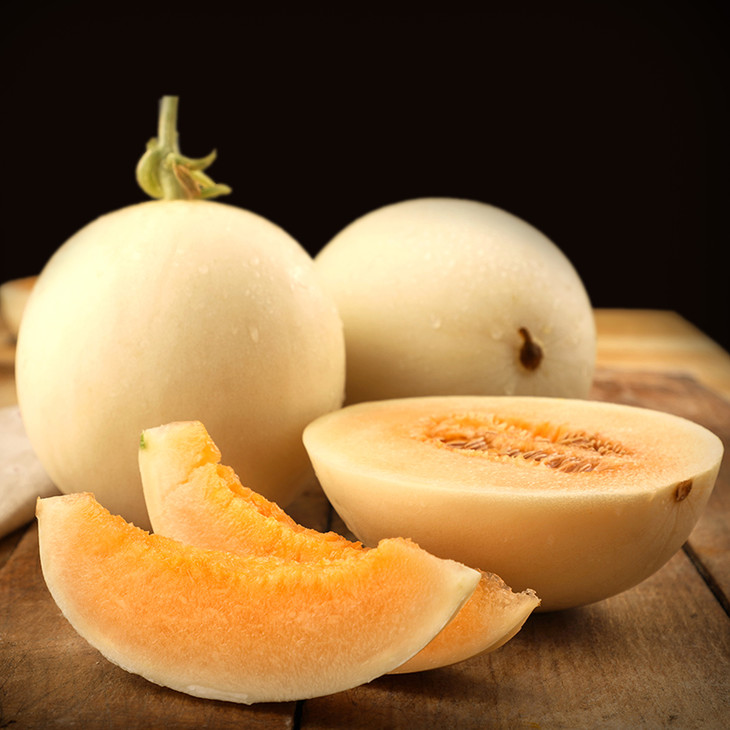 甜红玉蜜瓜,圆圆的外形,果皮呈白色,有细小纹路,肉质酥脆呈桔红色.