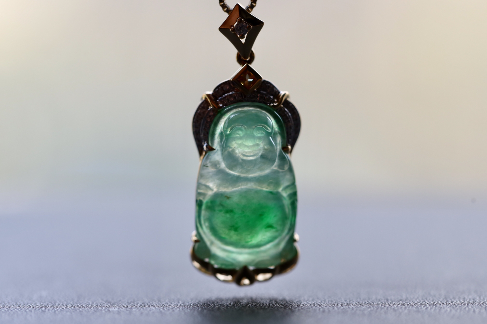 冰种阳绿俏色厚庄翡翠站佛18k黄金钻石镶嵌