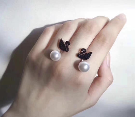 swarovski 施华洛世奇黑天鹅珍珠耳钉