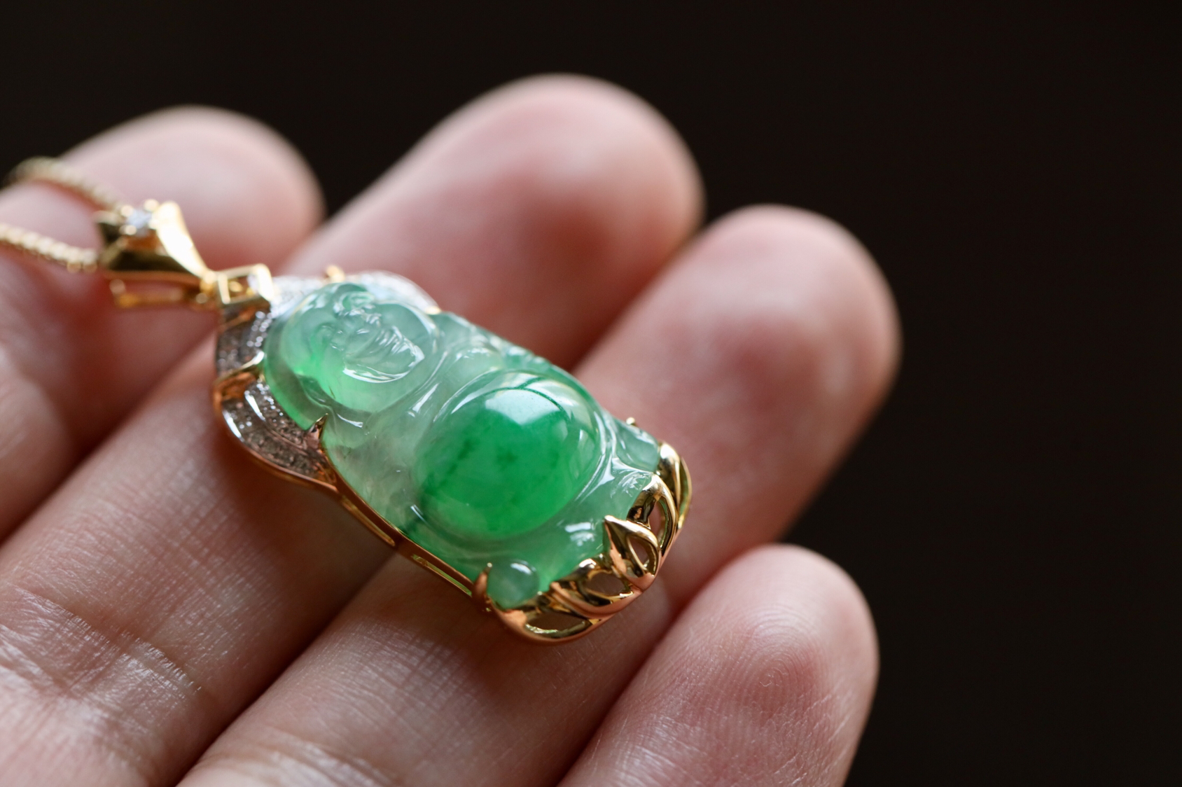 冰种阳绿俏色厚庄翡翠站佛18k黄金钻石镶嵌