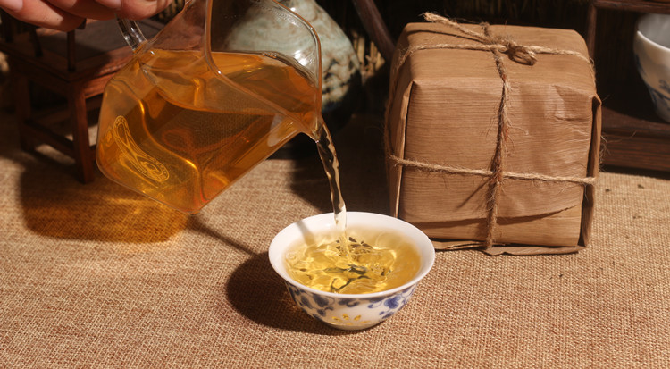 汤色如此清亮,油亮,清澈见底,茶汤稠而厚.