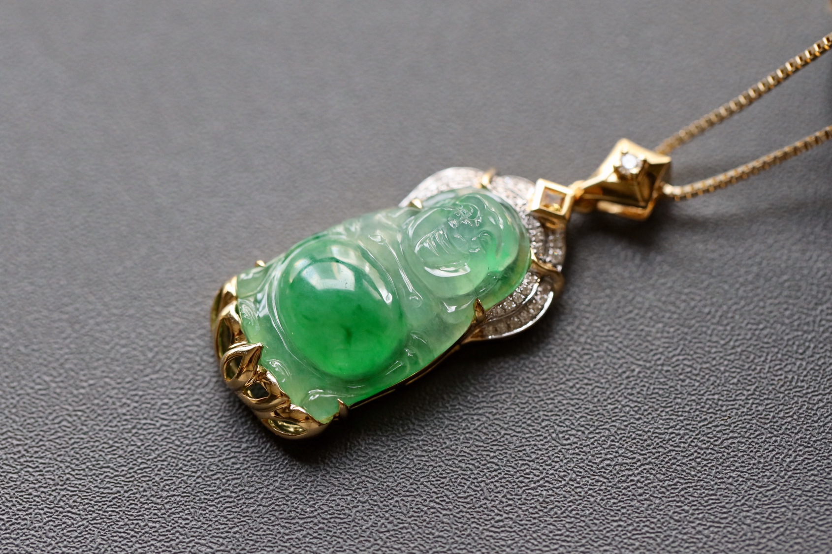 冰种阳绿俏色厚庄翡翠站佛18k黄金钻石镶嵌