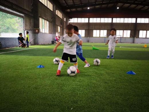 【九码体育·高新区】29.9元抢3次足球课，带孩子去绿茵场上，酣畅淋漓的来一场足球赛吧～ 商品图2