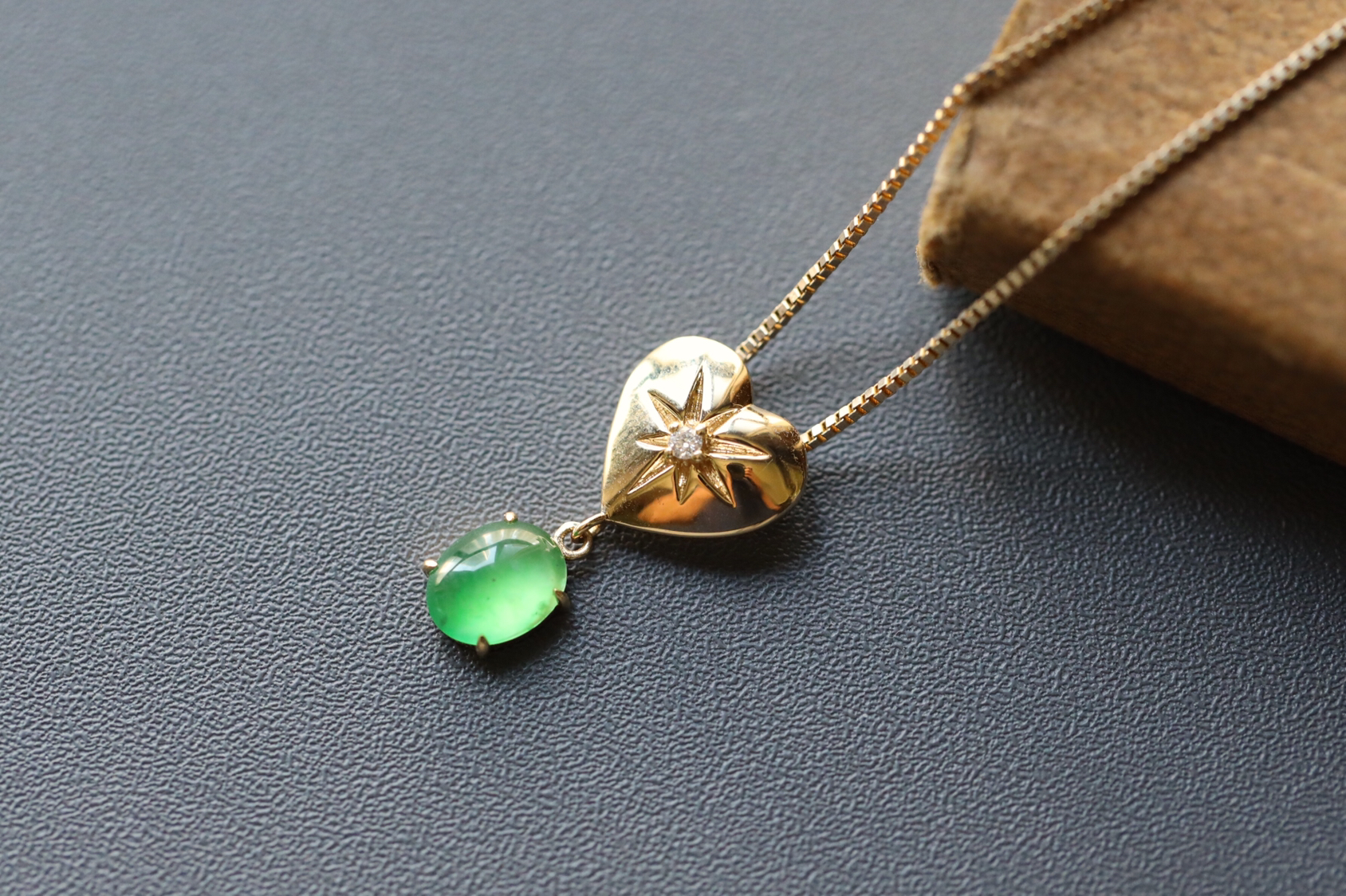 高冰种阳绿翡翠蛋面吊坠18k黄金钻石镶嵌
