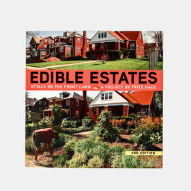 Edible Estates: Attack on the Front Lawn. 食用屋顶：攻击前面的草坪。