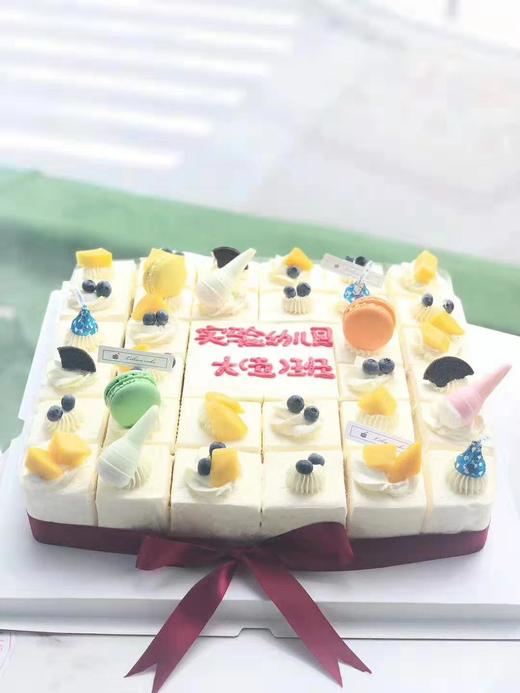 方形切块分享蛋糕