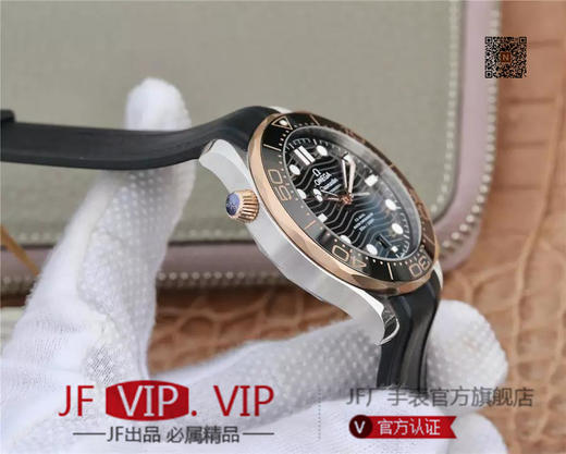 VS欧米茄海马300M间金，选对版本很重要。VS版本和正品在12点位外圈口带有贵金属印记：AU750 、狗头标 、天平秤 、欧logo 商品图5