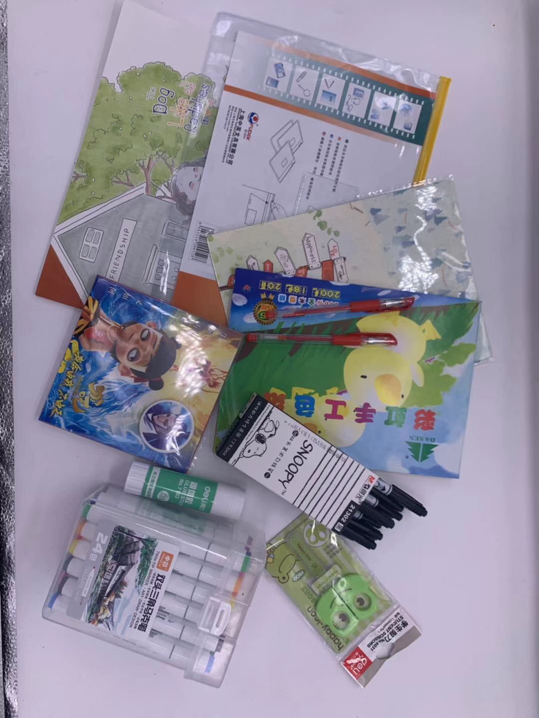 文具套装（包含中彩24色马克笔一盒56元  勾线笔一盒22元 垫板1元 正方形折纸一包5元 卡纸16k一本4元 圆头剪刀一把4元  固体胶一支2元 大画画本一本6元 A4拉链袋1.5元 红笔两只2元