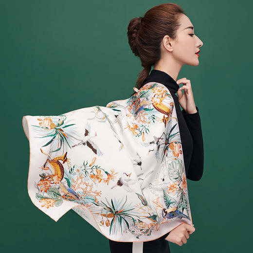 【采购专享】宫里的世界&上海故事 鹤鹿同春 真丝方巾 商品图2