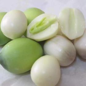 莲子，原生态的湖泊，孕育原汁原味的绿莲，绿衣裹肉，甘甜清脆，闻香而至