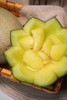 【玫珑瓜】果肉细腻柔软， 香甜浓郁，用勺子稍微勺一口，绵软的果肉一下爆汁很是清甜甘冽，瓜香四溢！ 商品缩略图0
