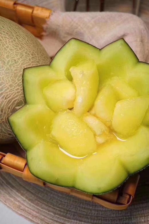 【玫珑瓜】果肉细腻柔软， 香甜浓郁，用勺子稍微勺一口，绵软的果肉一下爆汁很是清甜甘冽，瓜香四溢！ 商品图0