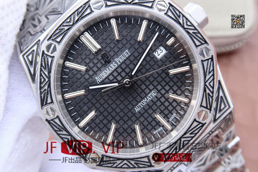 精钢表壳,八角形表圏,格纹装饰表盘,采用日本进口机芯