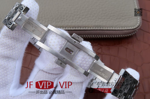 爱彼（Audemars Piguet）简称＂AP"经典皇家橡树系列。精钢表壳，八角形表圏，格纹装饰表盘，釆用日本进口机芯 商品图7