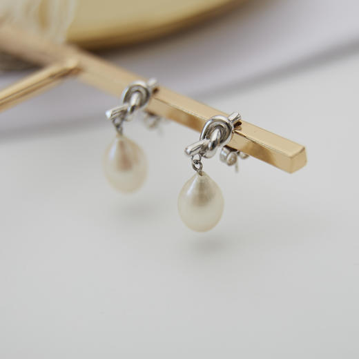 Pearl moments TIE KNOTS WITHNO MEMORIES  结绳忘事 天然淡水珍珠耳钉 商品图2