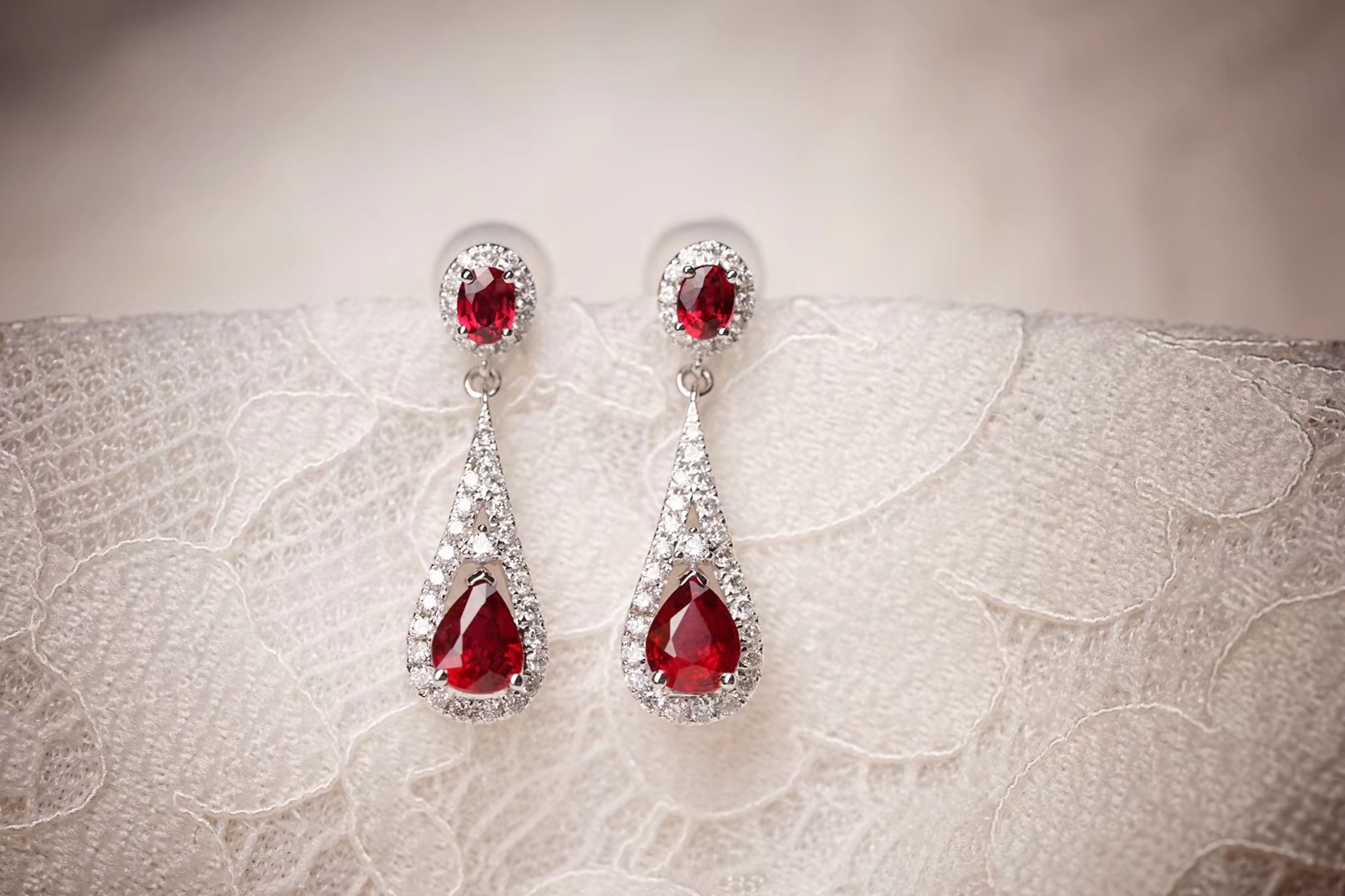 红宝石耳坠水滴红宝石耳坠