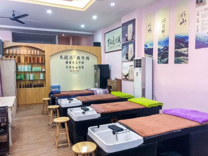 3号养发安神汤 肩颈刮痧 用3号汤的同时对肩颈刮痧,配合刮痧板,可以