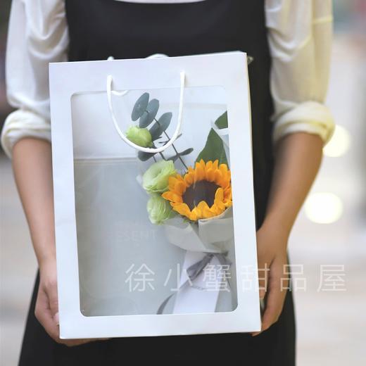 教师节礼盒【芳华】内含3颗奶黄流心月饼+3颗蛋黄酥，配置向日葵鲜花一束、贺卡一张，灯串一条 商品图1