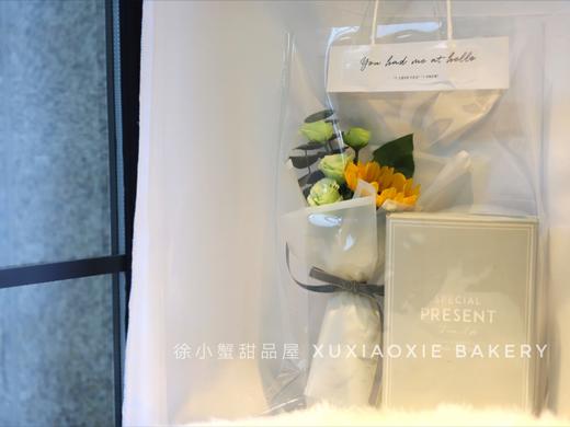 教师节礼盒【芳华】内含3颗奶黄流心月饼+3颗蛋黄酥，配置向日葵鲜花一束、贺卡一张，灯串一条 商品图4