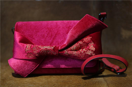 山谷居民原创品牌苗绣金丝绒包——簇锦 商品图1