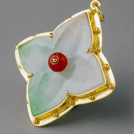 清代翡翠十字花“春光乍泄”项坠 商品图1