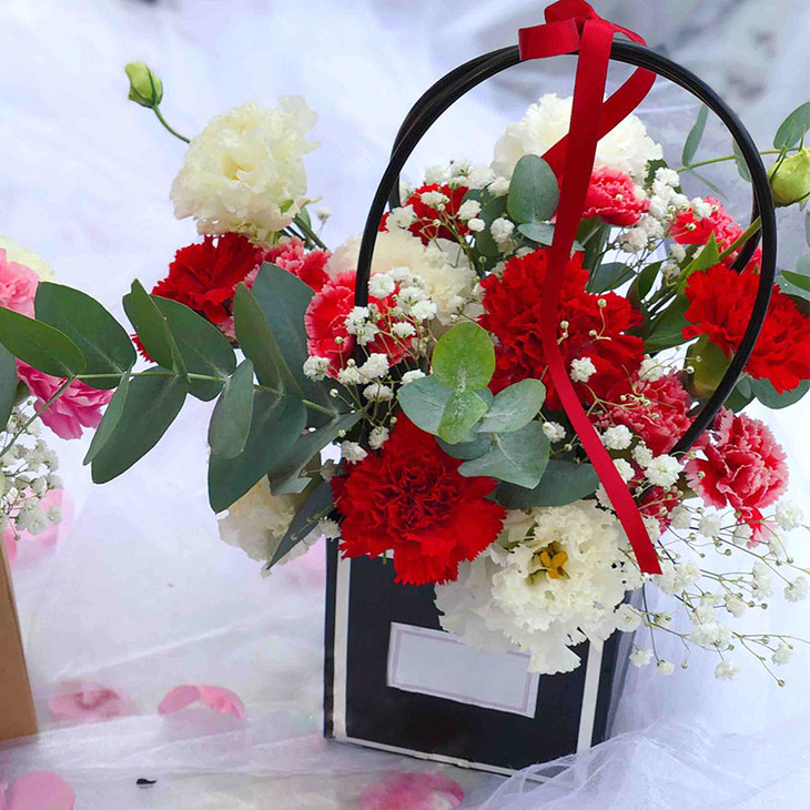 康乃馨精美混搭小花篮手提花盒送女朋友老婆妈妈老师闺蜜生日38女生节