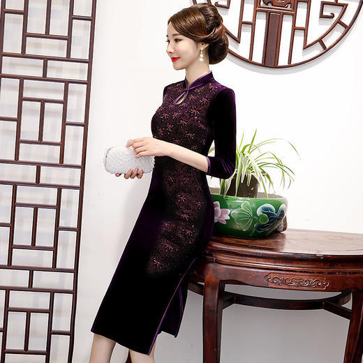 MLY-60573秋季高贵金丝绒复古改良钉珠旗袍 商品图2