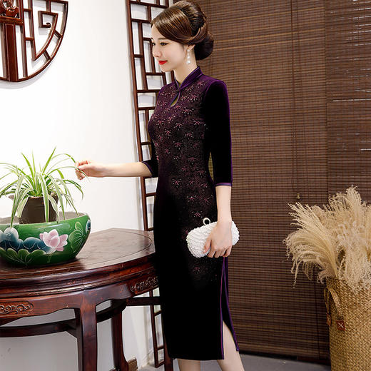MLY-60573秋季高贵金丝绒复古改良钉珠旗袍 商品图3