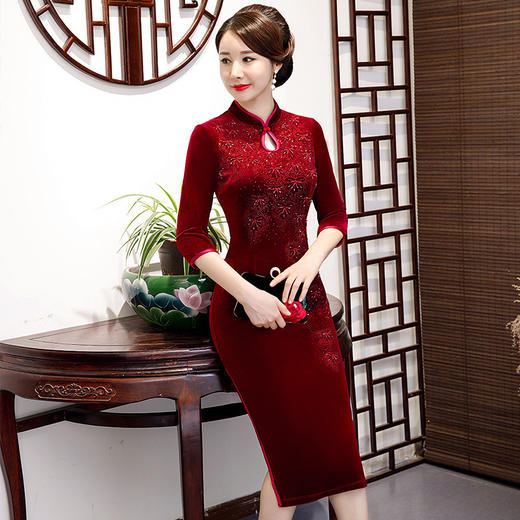 MLY-60573秋季高贵金丝绒复古改良钉珠旗袍 商品图1