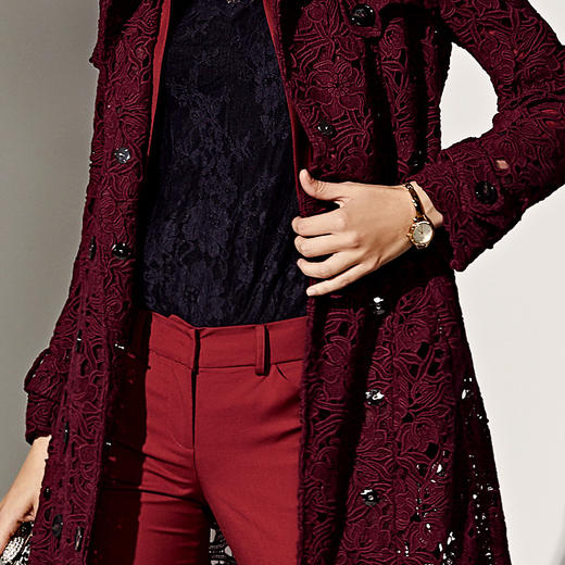 “勃艮第红”重工绣花风衣 J8390277A颈袖添香 商品图3