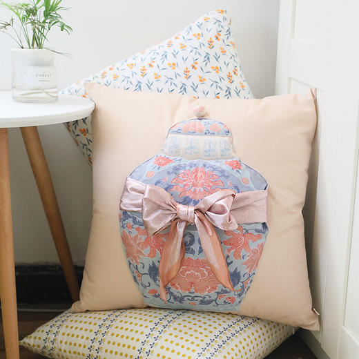 【采购专享】宫里的世界&斗贤 蝶恋花 缠枝牡丹丝巾抱福抱枕 商品图3