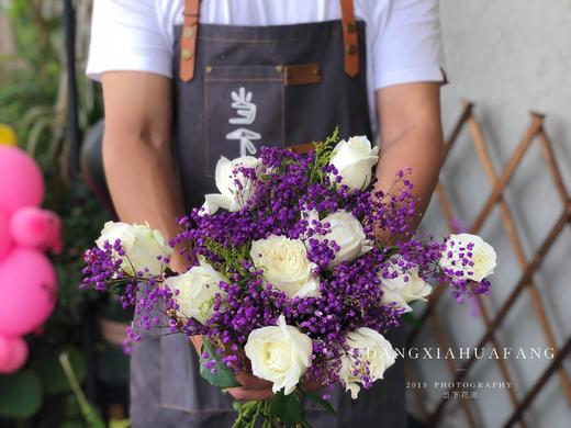清白之年 白玫瑰10支紫色满天星5支随机送栀子花叶 当下花房