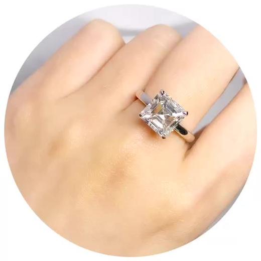 35克拉的方形祖母绿切割(阿斯切切割)钻戒