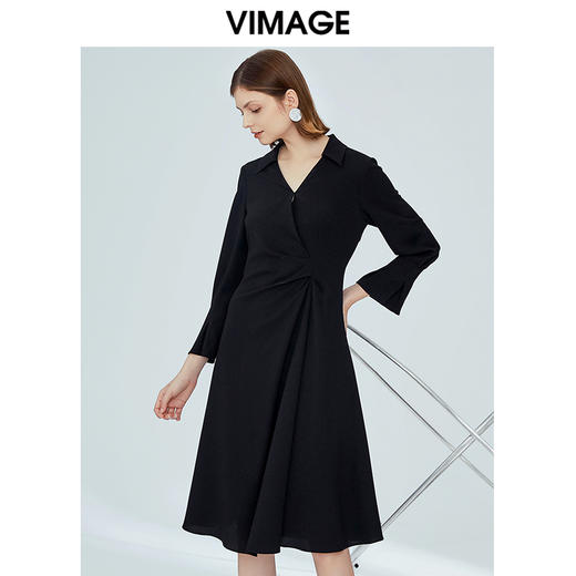 VIMAGE纬漫纪女装秋新品知性成熟干练V领翻领褶皱收腰连衣裙V1207822 商品图3