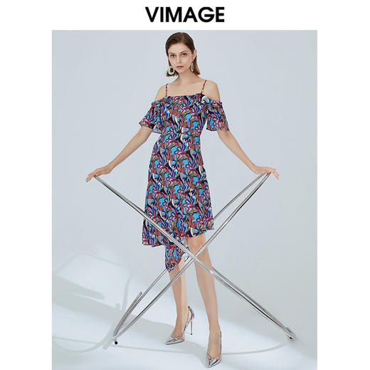 VIMAGE纬漫纪女装夏季度假风不规则裙摆雪纺吊带印花裙薄V1107765 商品图1